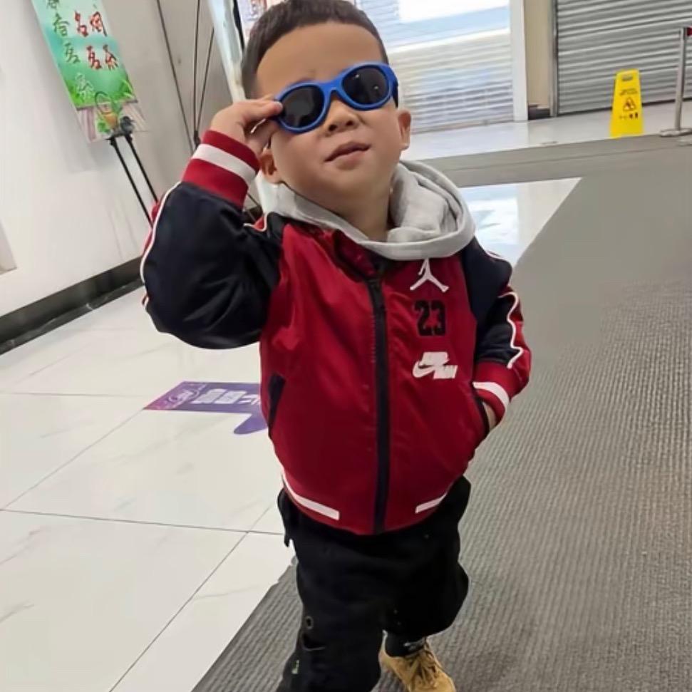 庄里卖铁人.