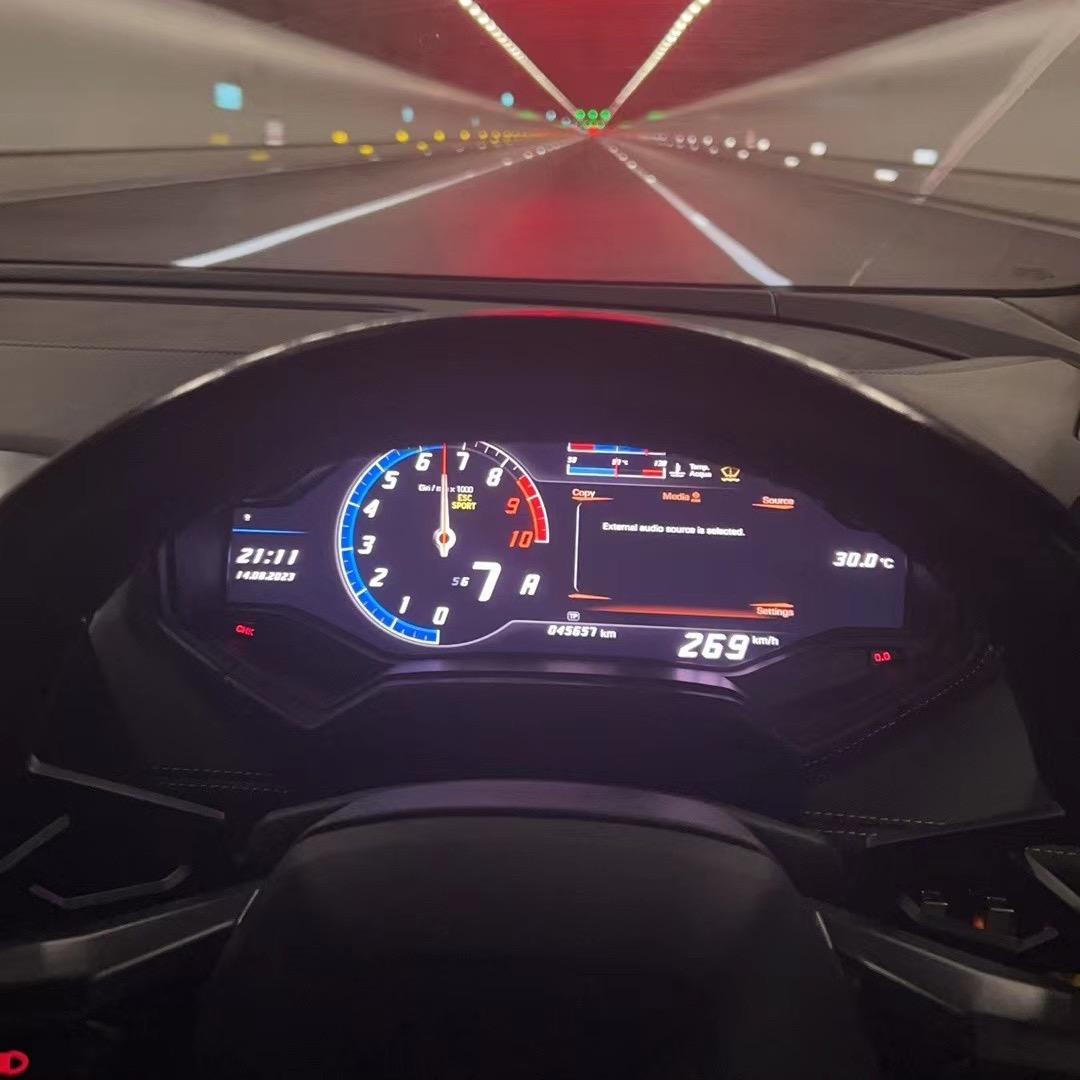 316不锈钢样的男人