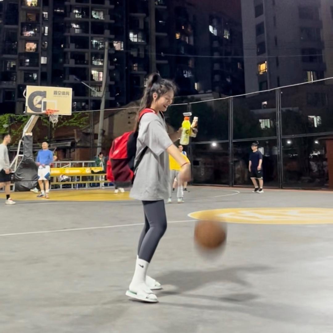 狒狒🏀i打球