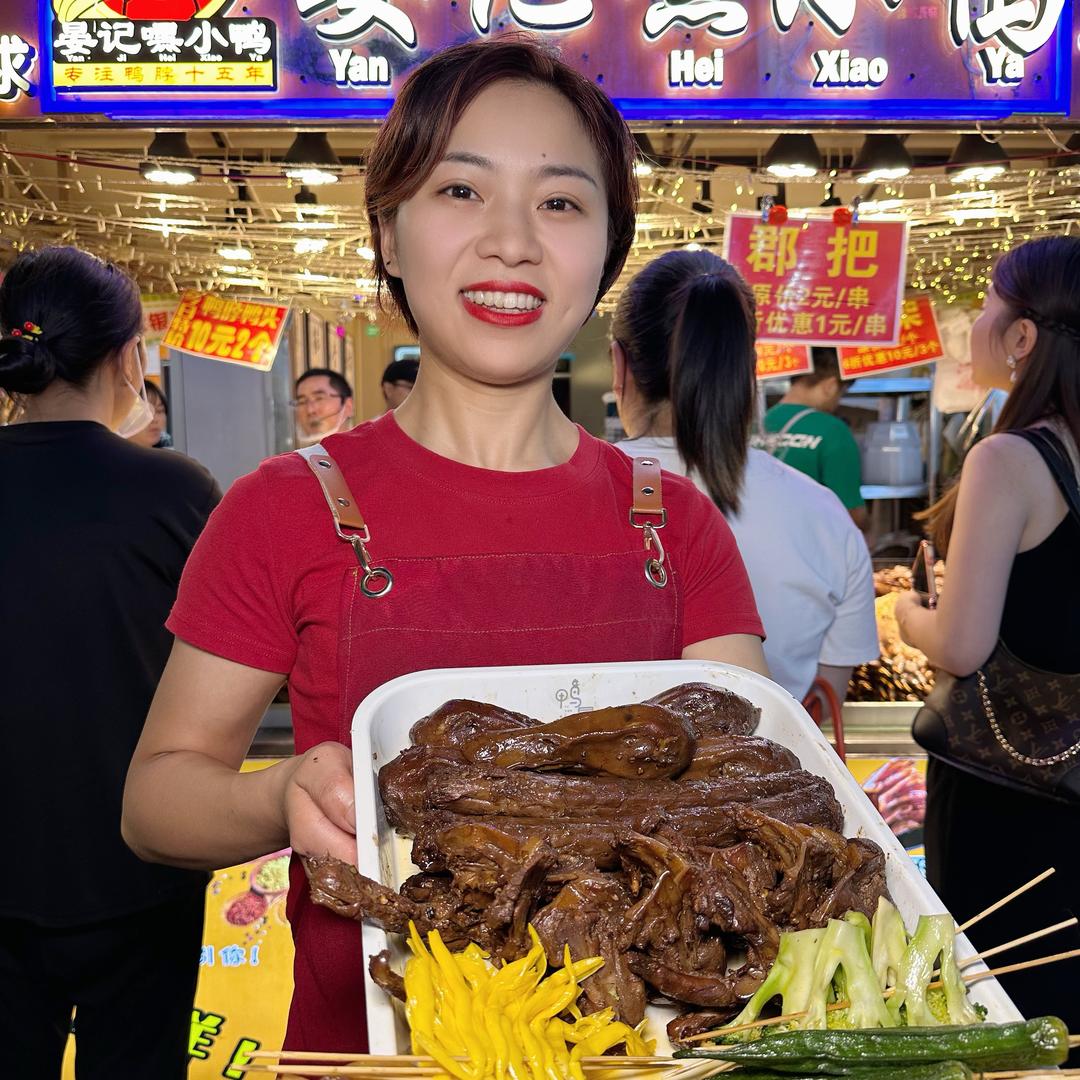 晏妹一元一串嘿小鸭餐饮文化
