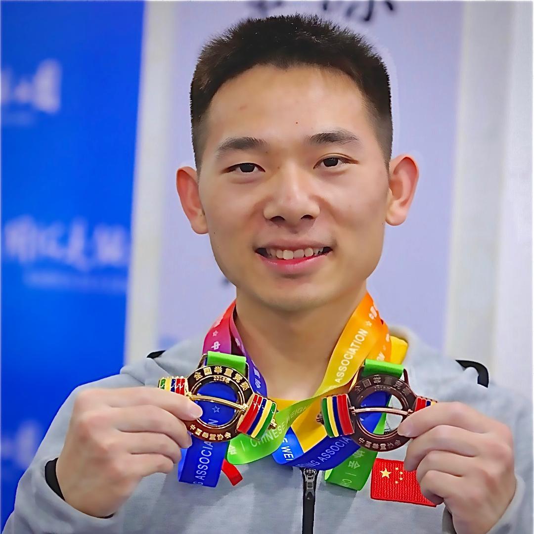 黄行群举重