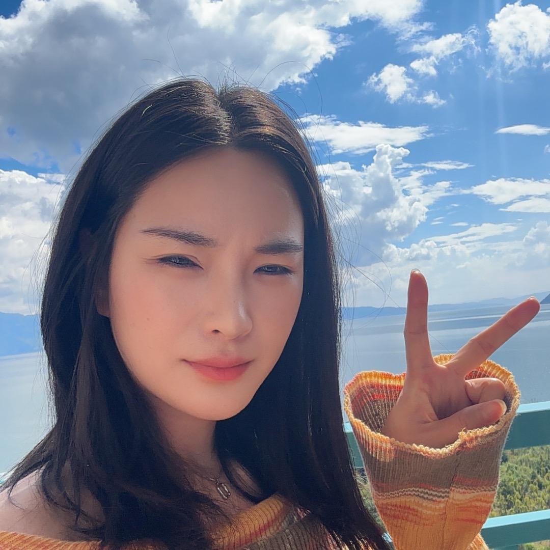 依依