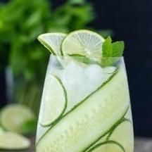 一杯黄色的柠檬树