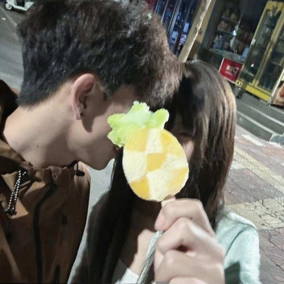 被逼装萌然后被肘击