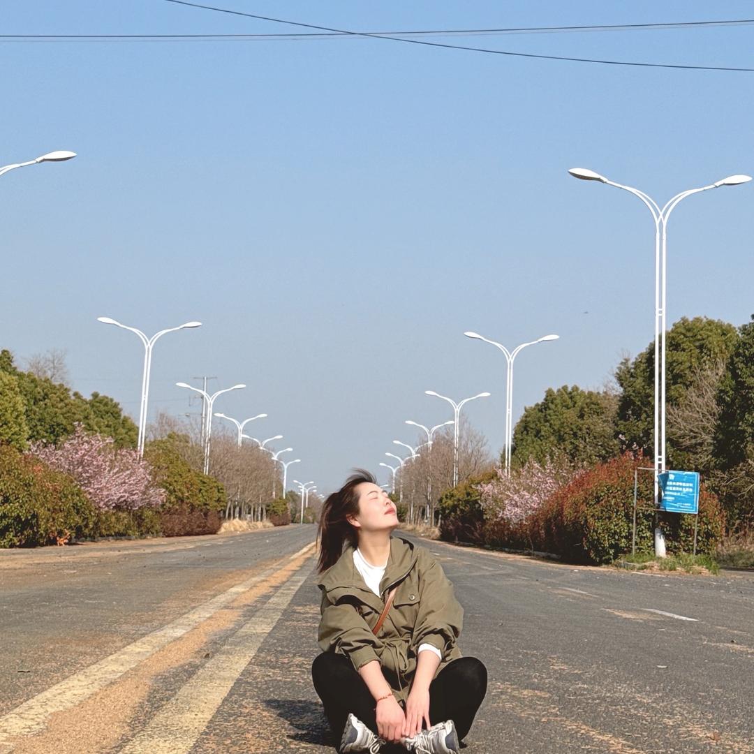 疯子摆摊卖回忆