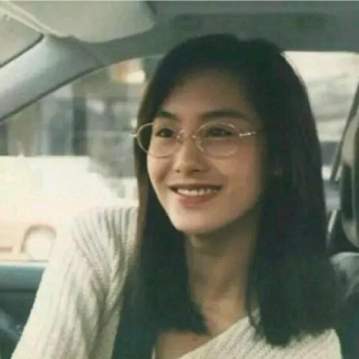 被吸尘器崩了的小孩