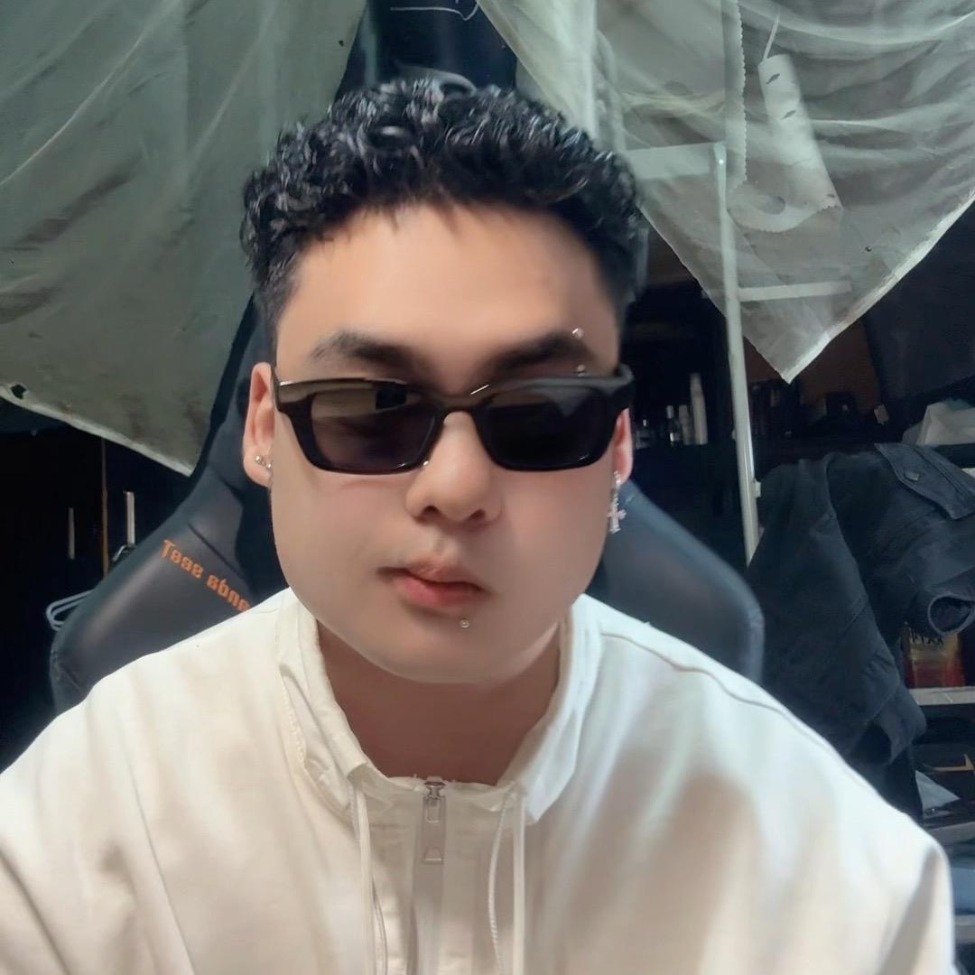 哭晕在厕所的温柔小男孩