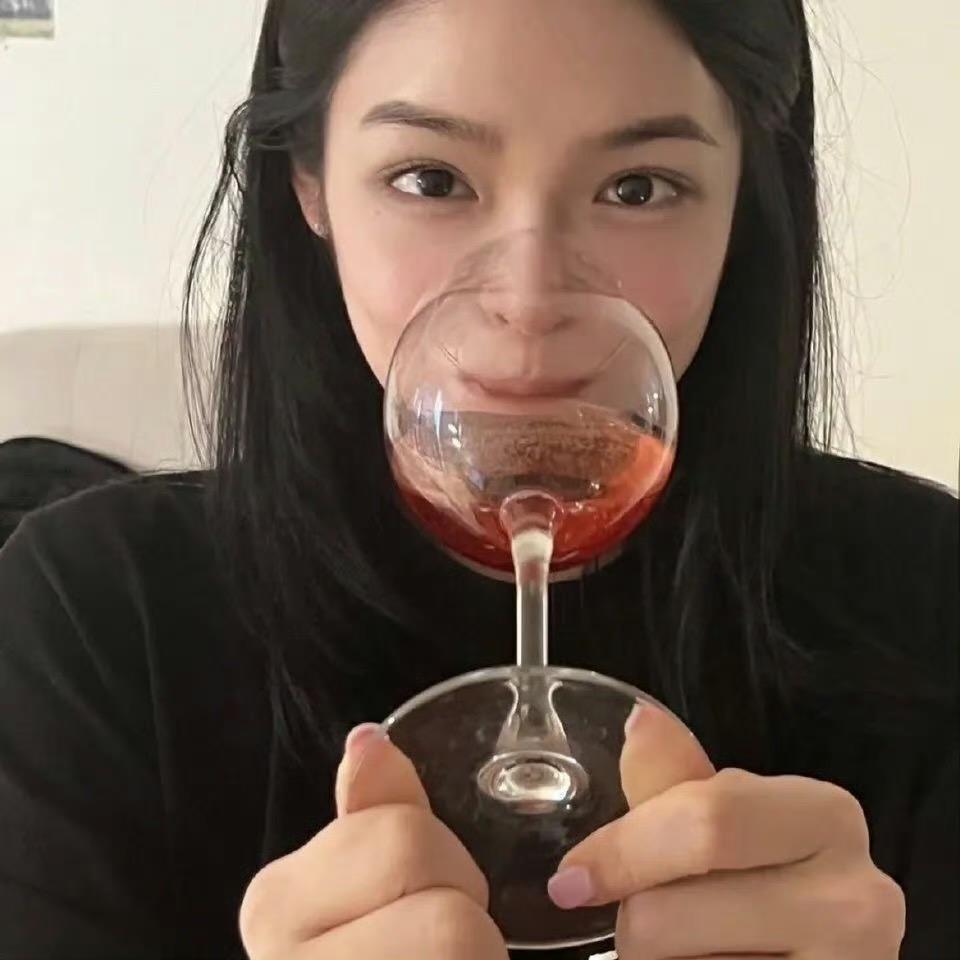 我望着天空飞机慢慢飞过