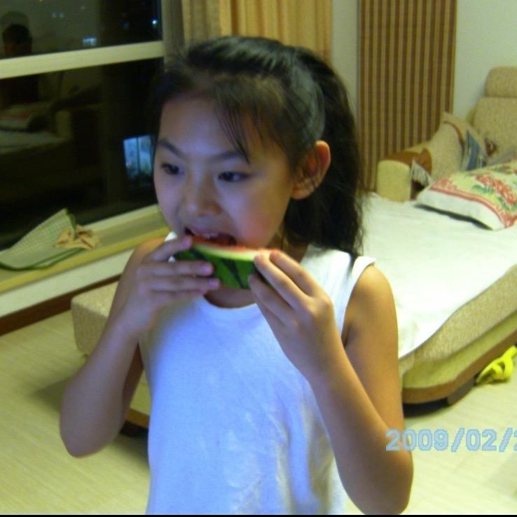爱吃食物的女孩子