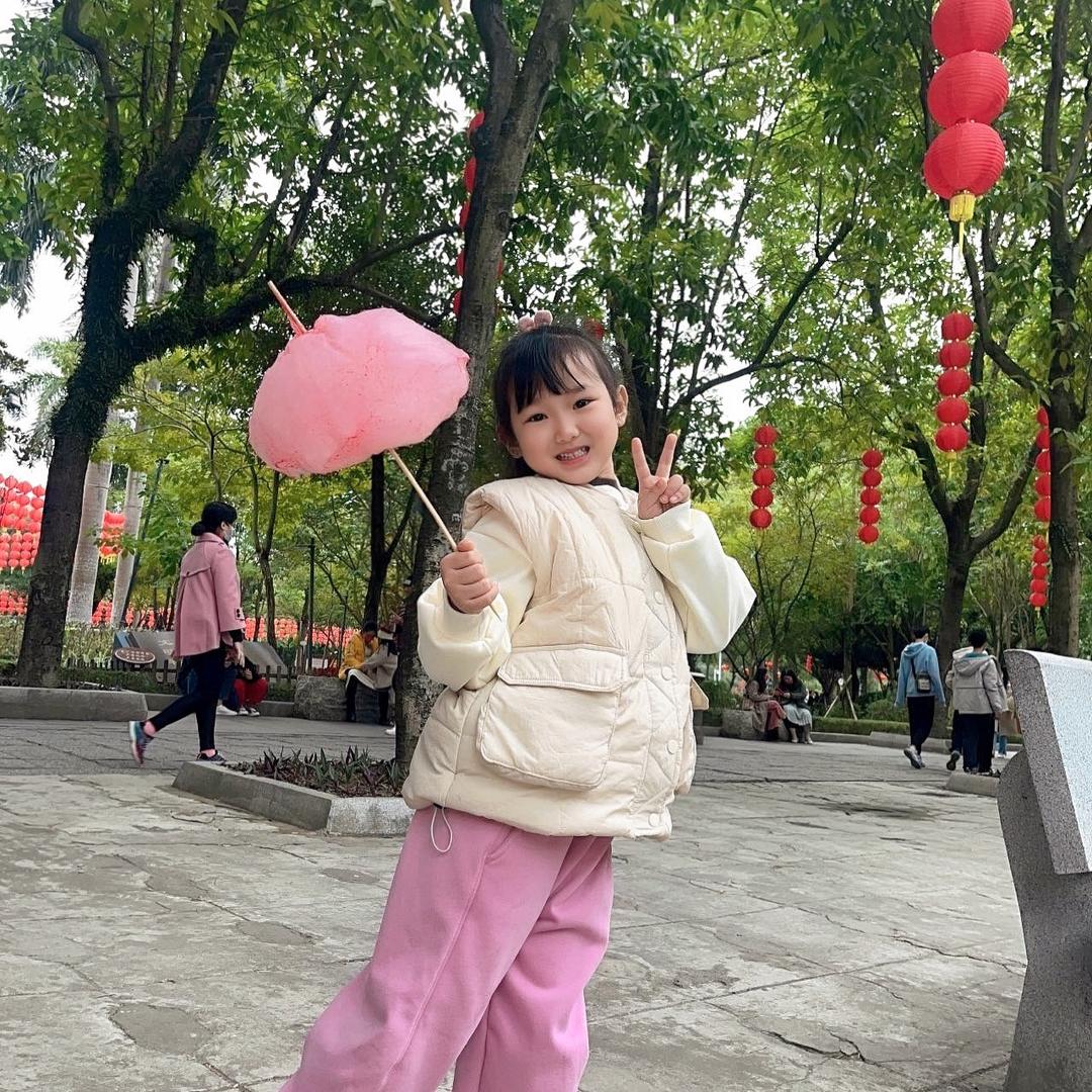 Flying Kites🧡