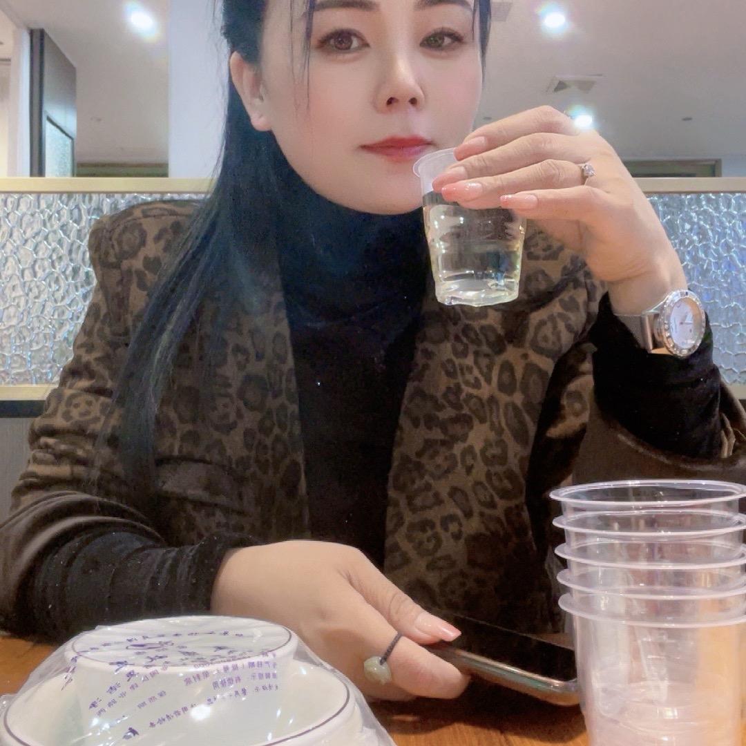 柳河正大服饰酒窝姐