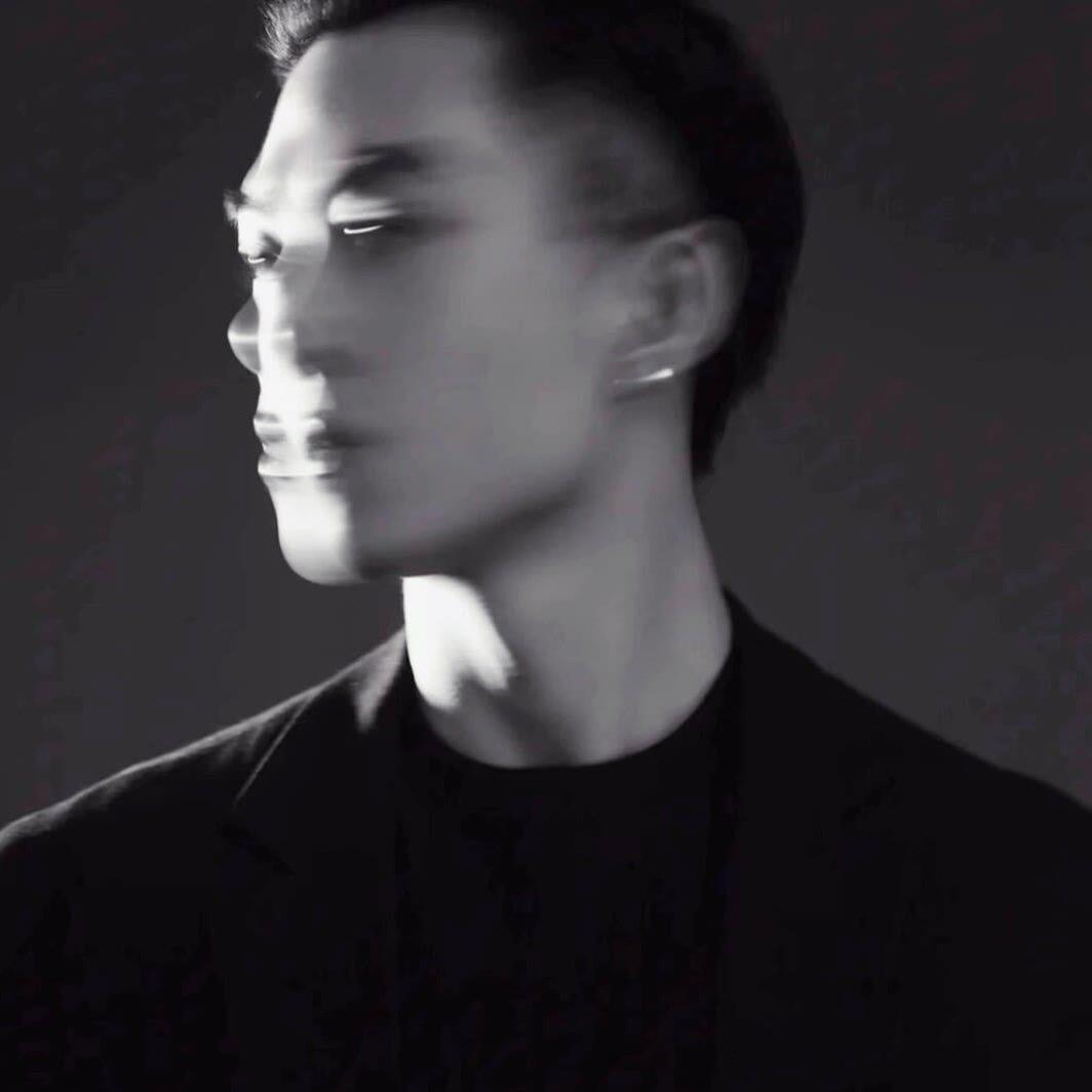 陈 J W.