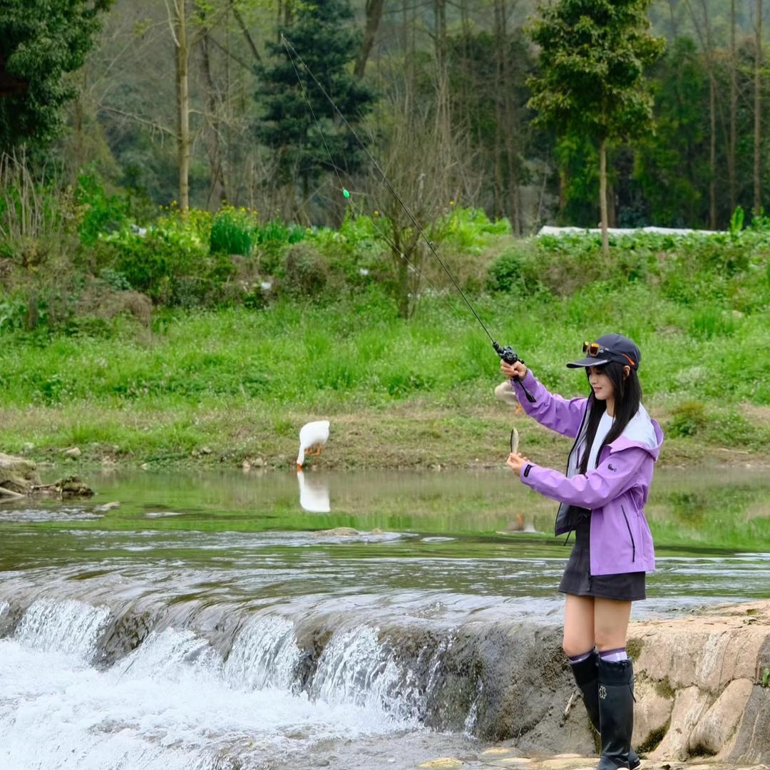 小妹 钓鱼🎣