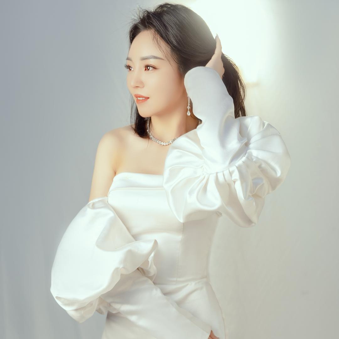 专注眉型修复~李红