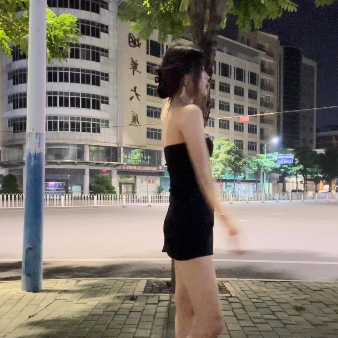 没钱买内裤.