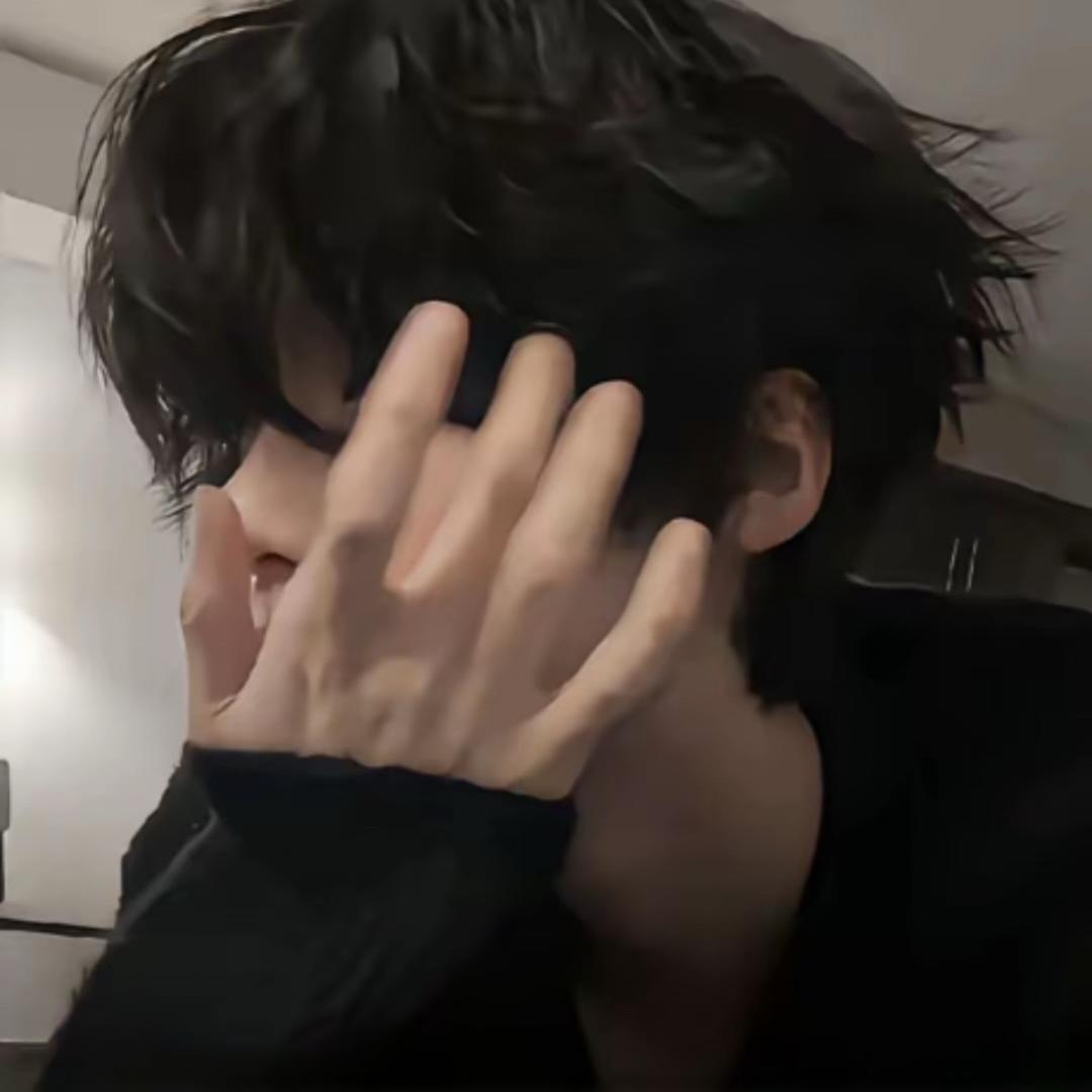 十八岁纯情少男坐公交被二十位美女轮流让座