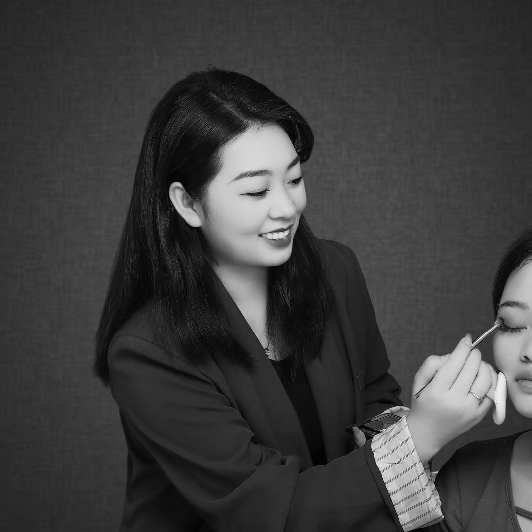 镇雄维一婚纱礼服定制官方号