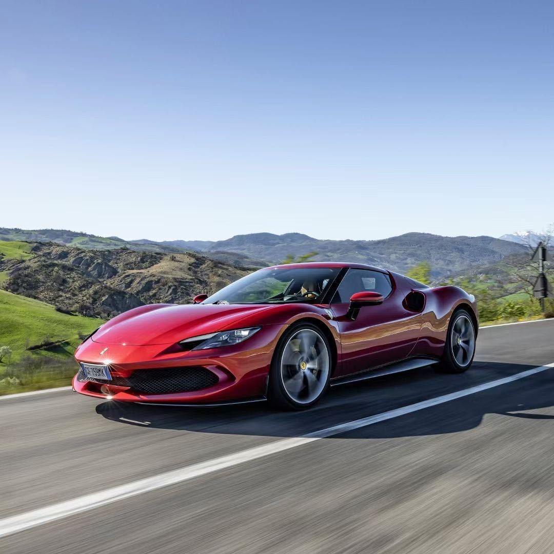 开着拖拉机迎接冬天到来、