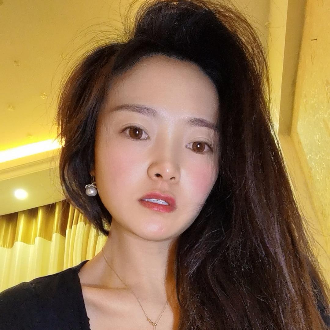 佐鑫威宁美业人小英子（打造灯泡肌）