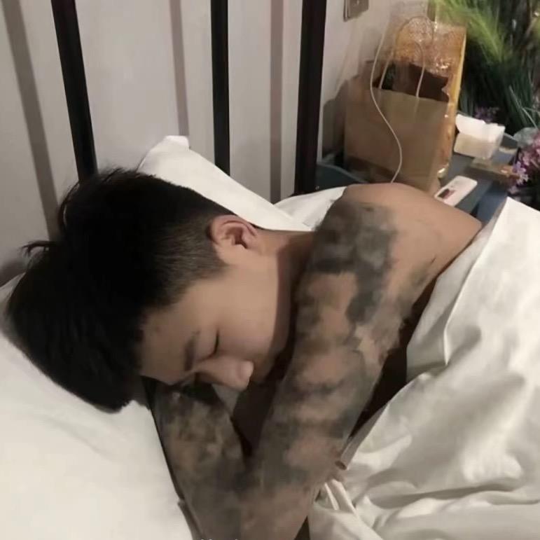 刘昊然.
