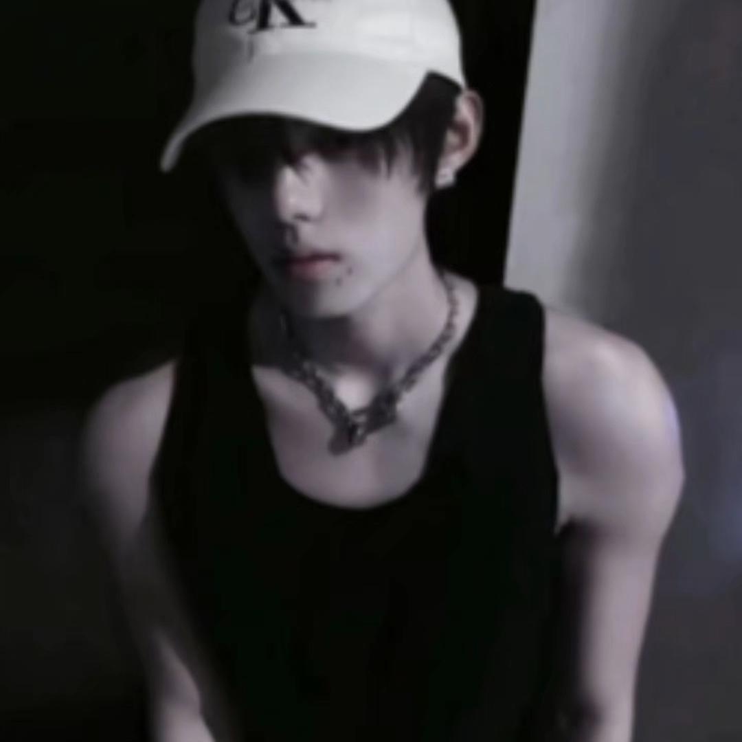 被路边垃圾桶绊倒的男人