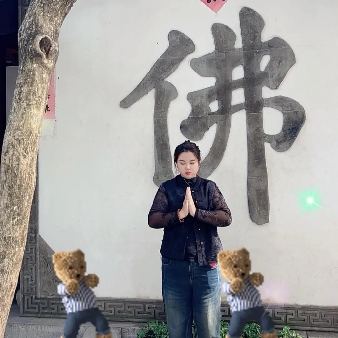 笑姐在院子里画画