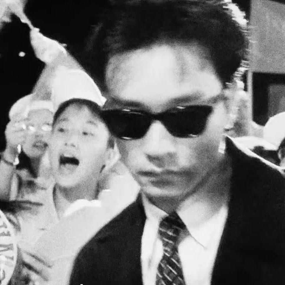 敏.