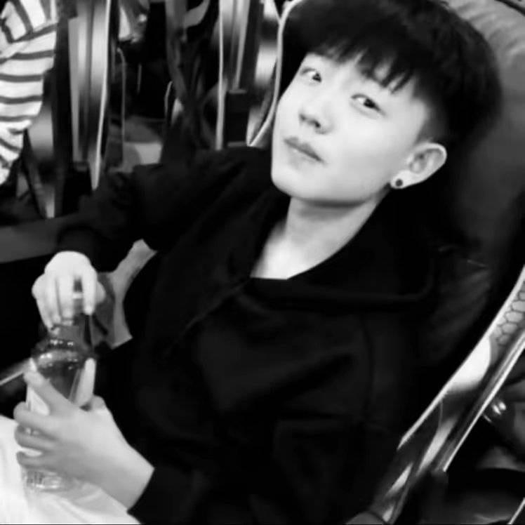 她说我活该不配被爱