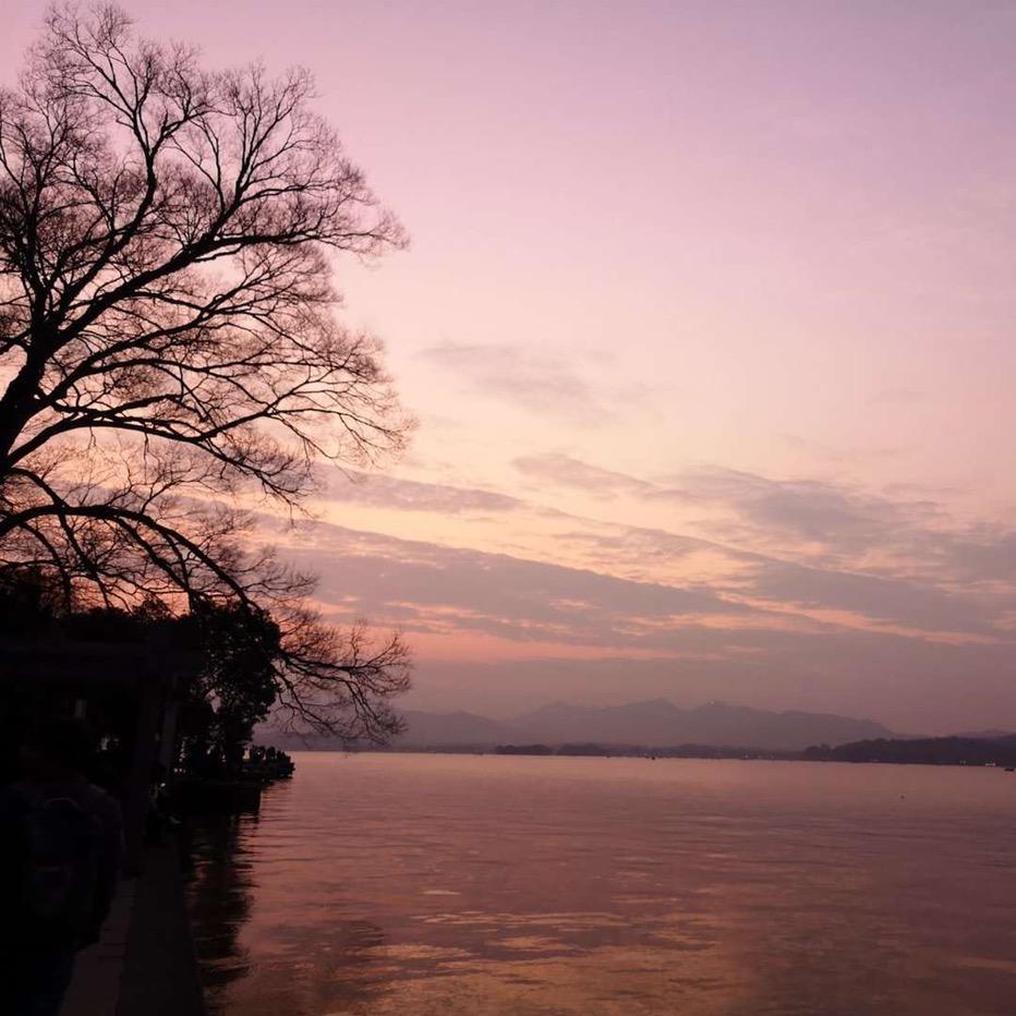 张明迪去钓鱼。