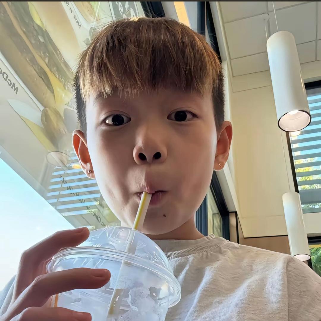 阿龙.