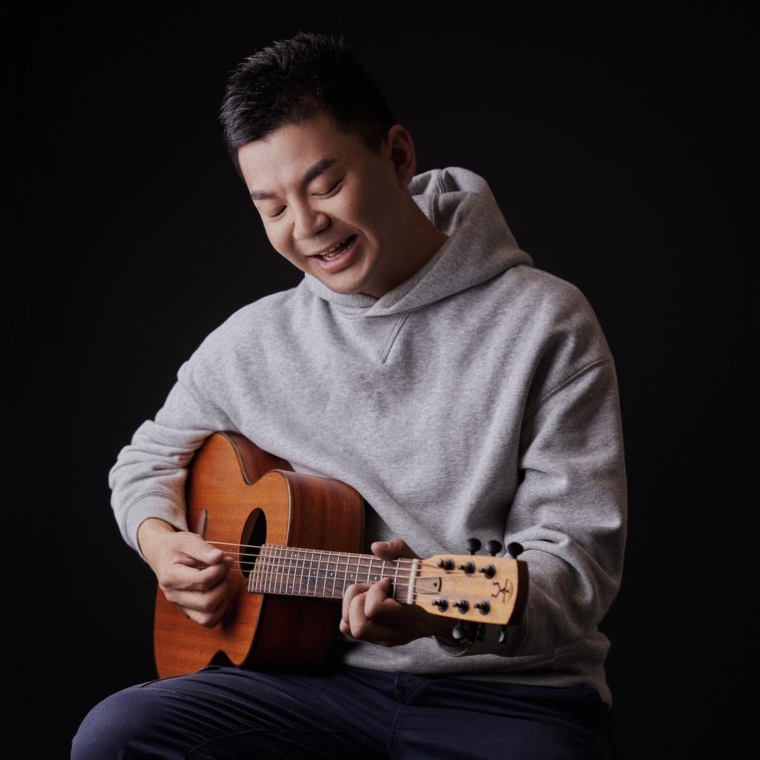 弹吉他的小明