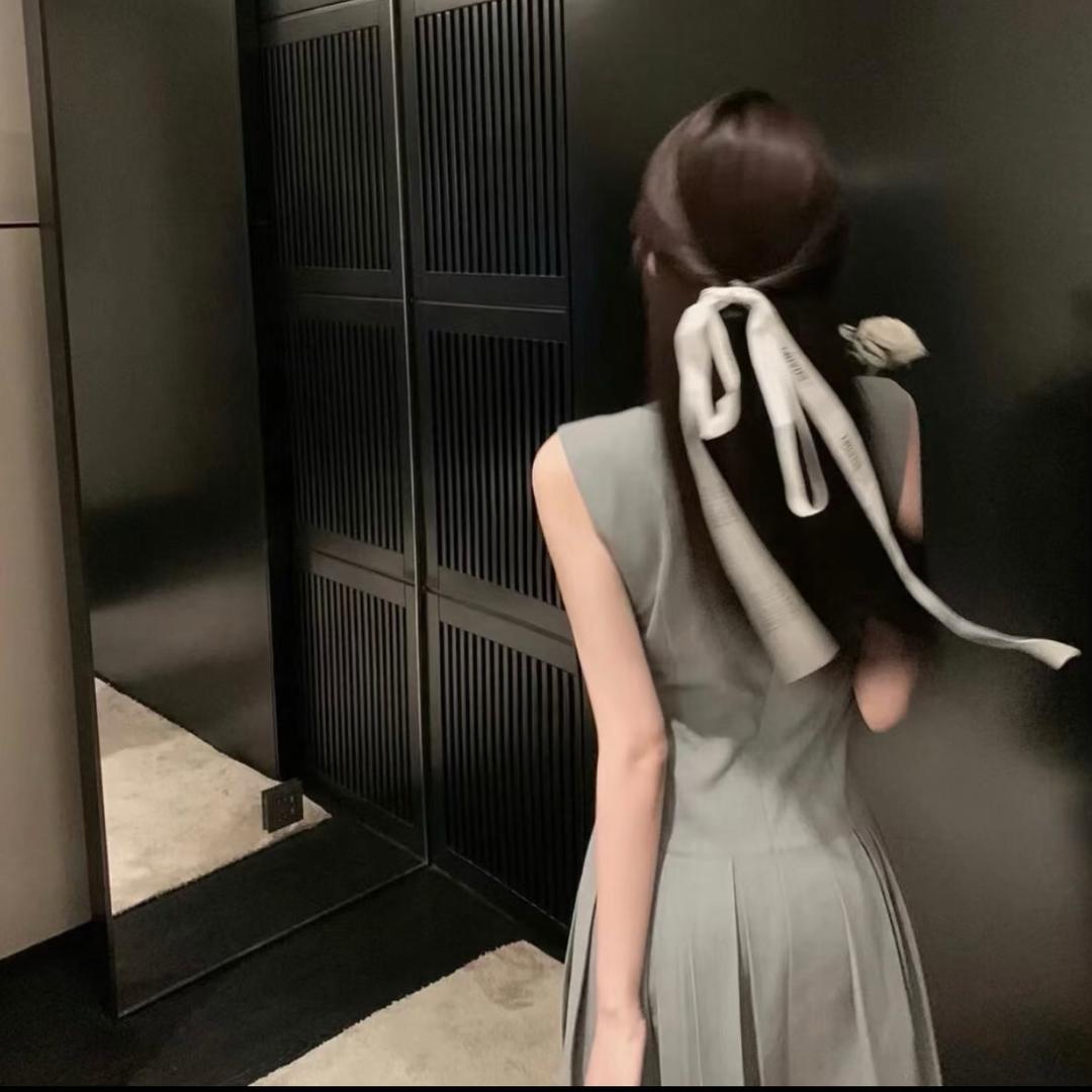 L    依琳.
