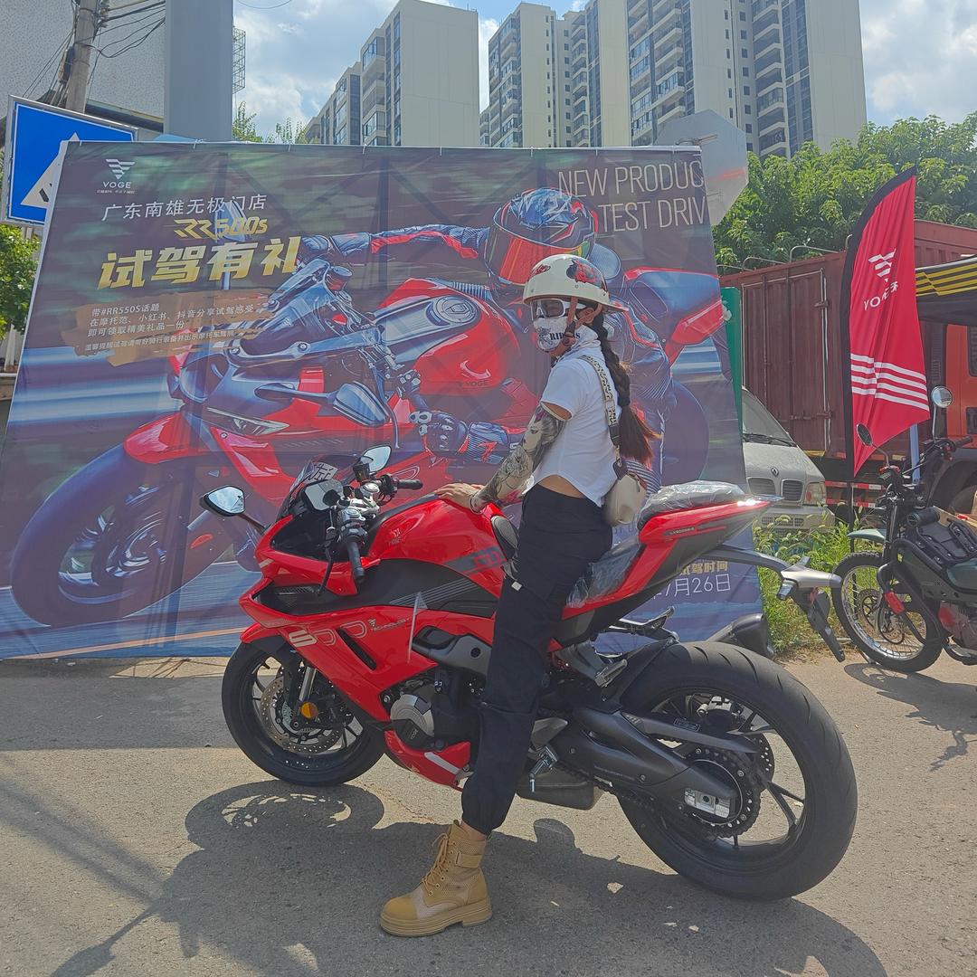 喜欢骑摩托车的安安