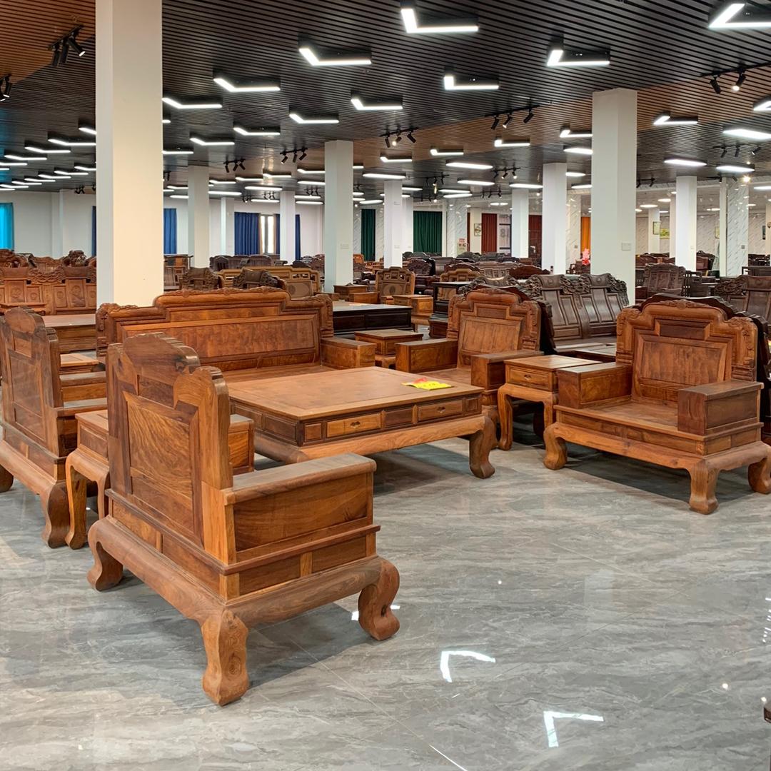 辉发建材红木家具城。