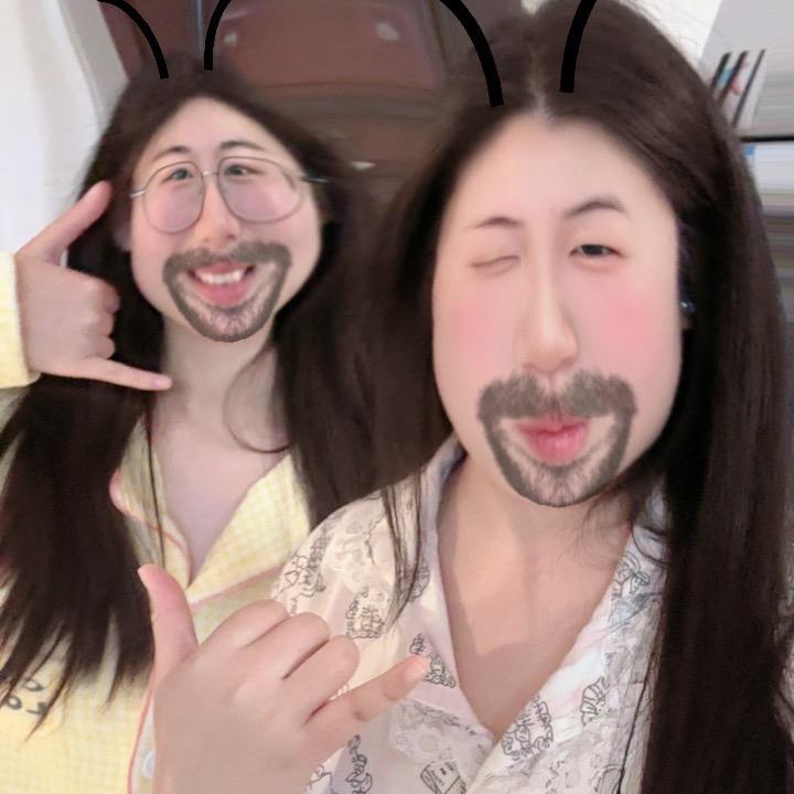 虎牙妹和肿眼姐