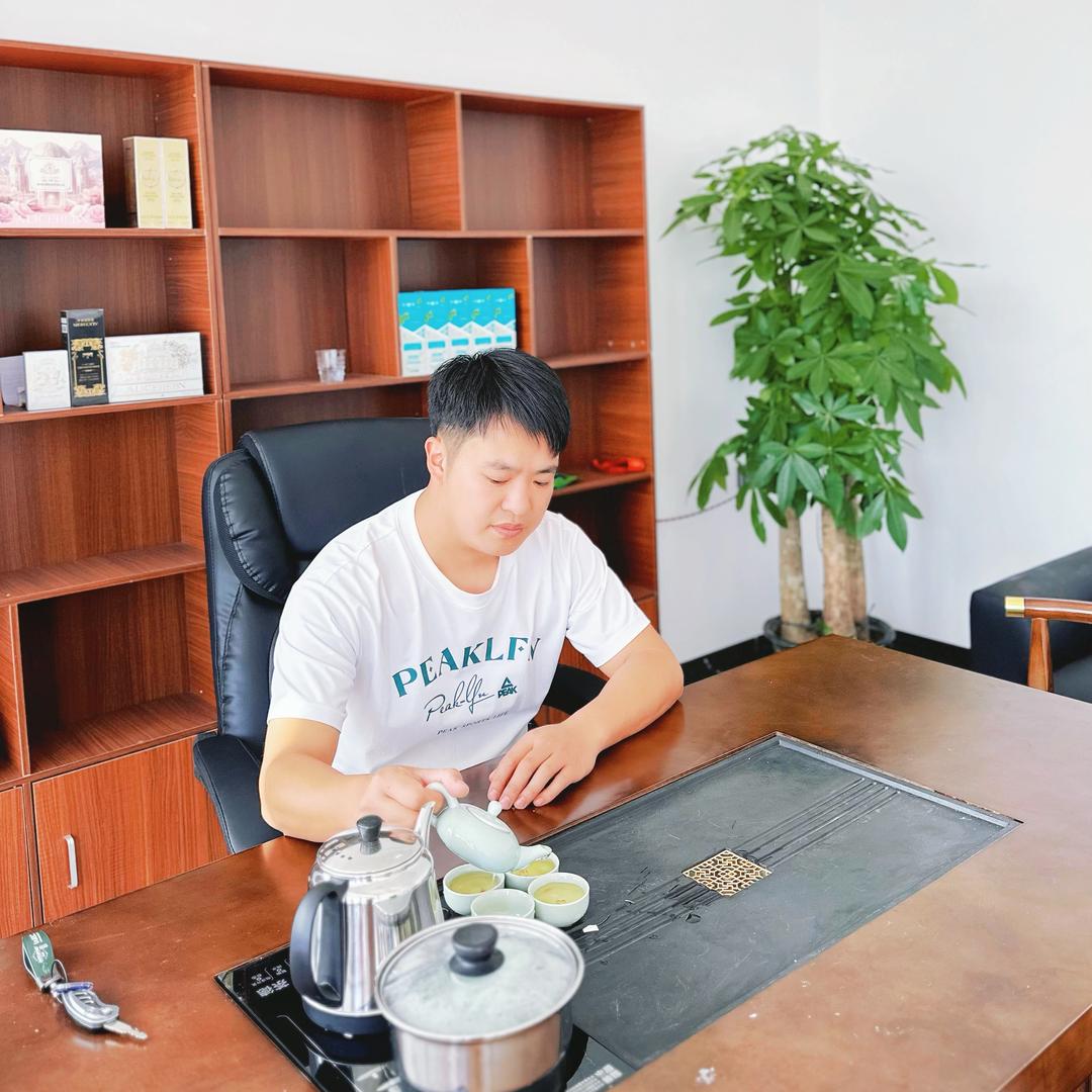龙哥🌈小帅帅传媒总经理