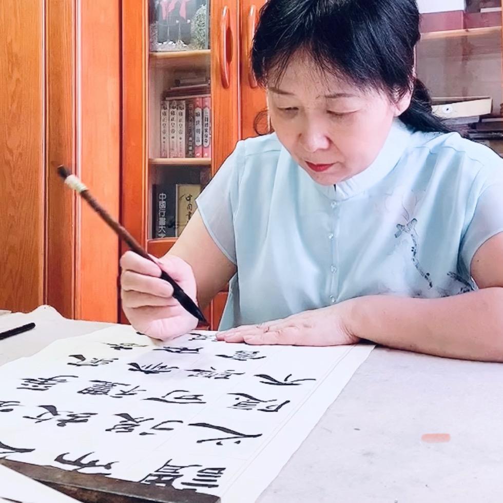 文 静 牛 姐