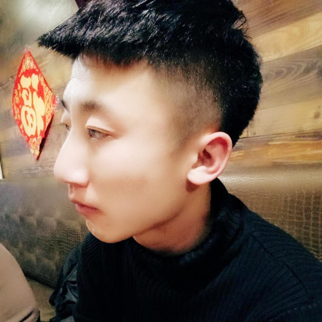 双脚离地向上跳！