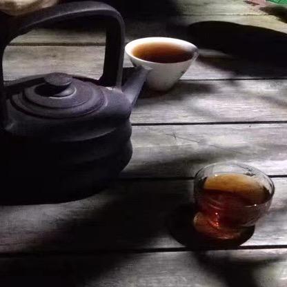 躲月光白影头像