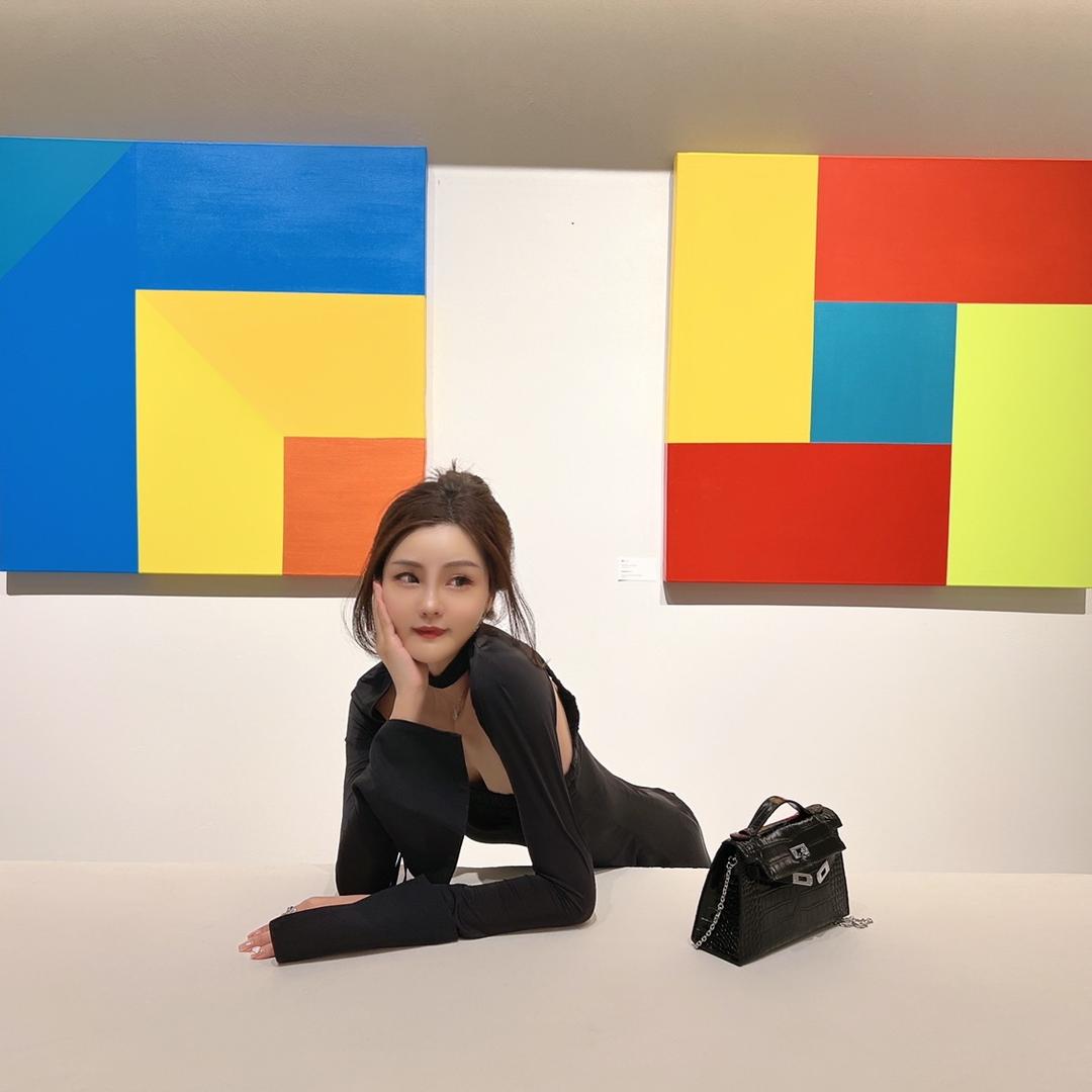 多娇.