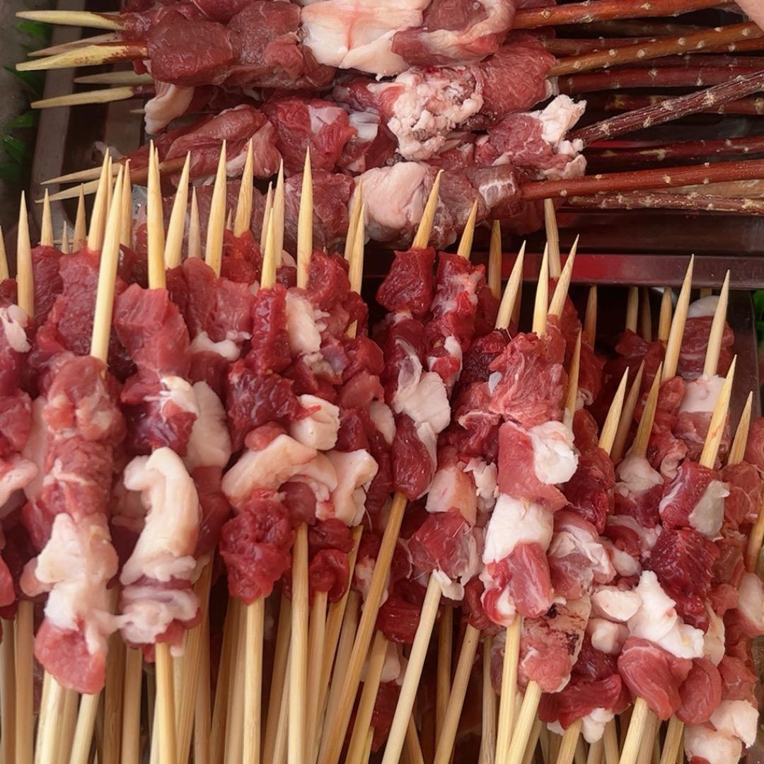 在牌头烤羊肉串的伙计