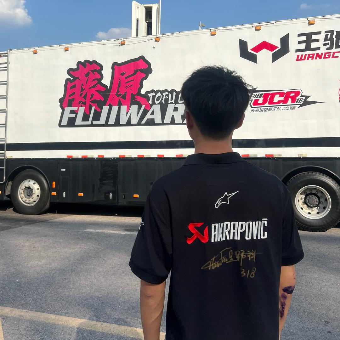 刘易峰-摩兽跨骑玩家
