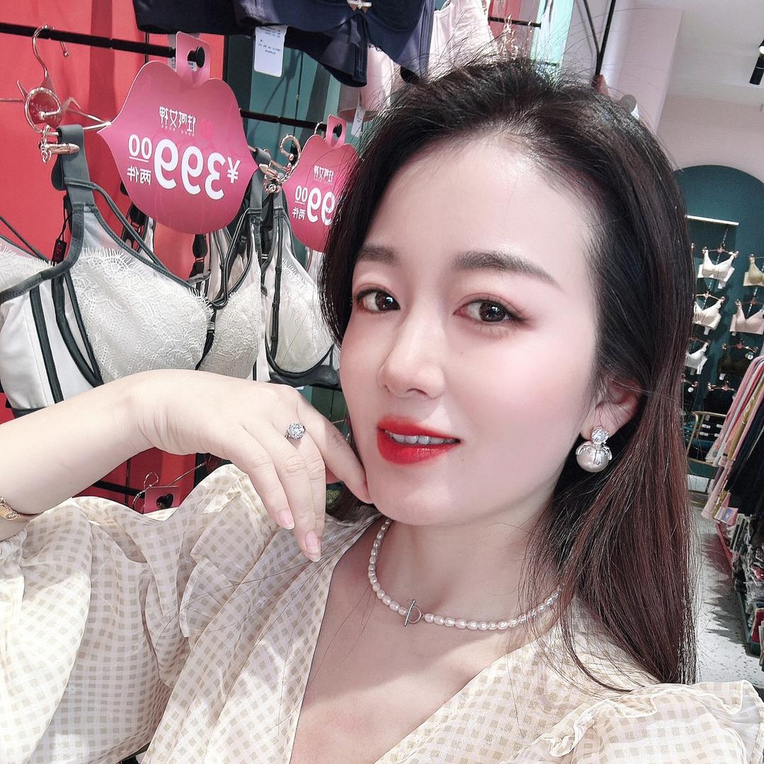 东莞厚街万达广场卖无钢圈内衣的阿莲