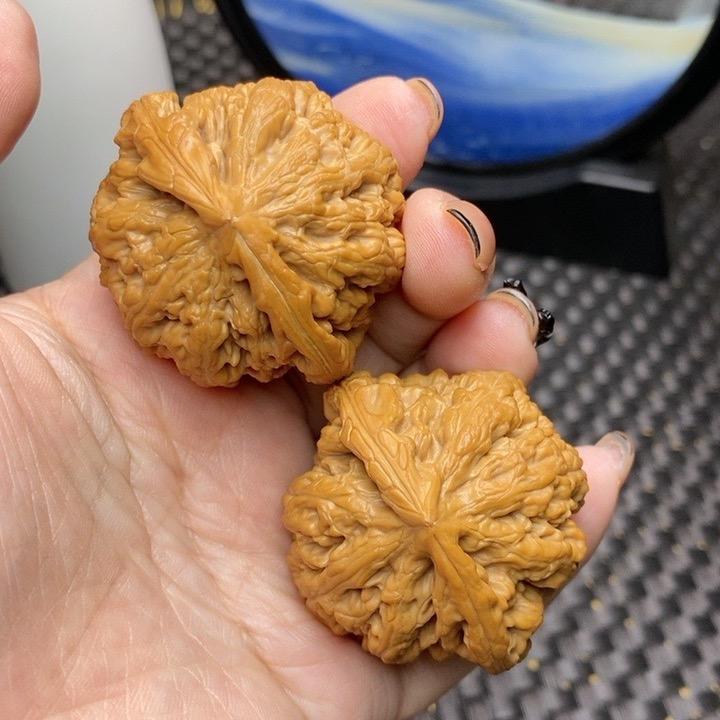 盘对文玩核桃