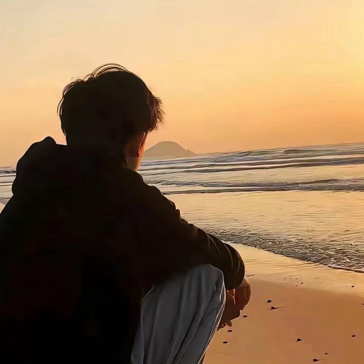 她爱吃草莓圣代.