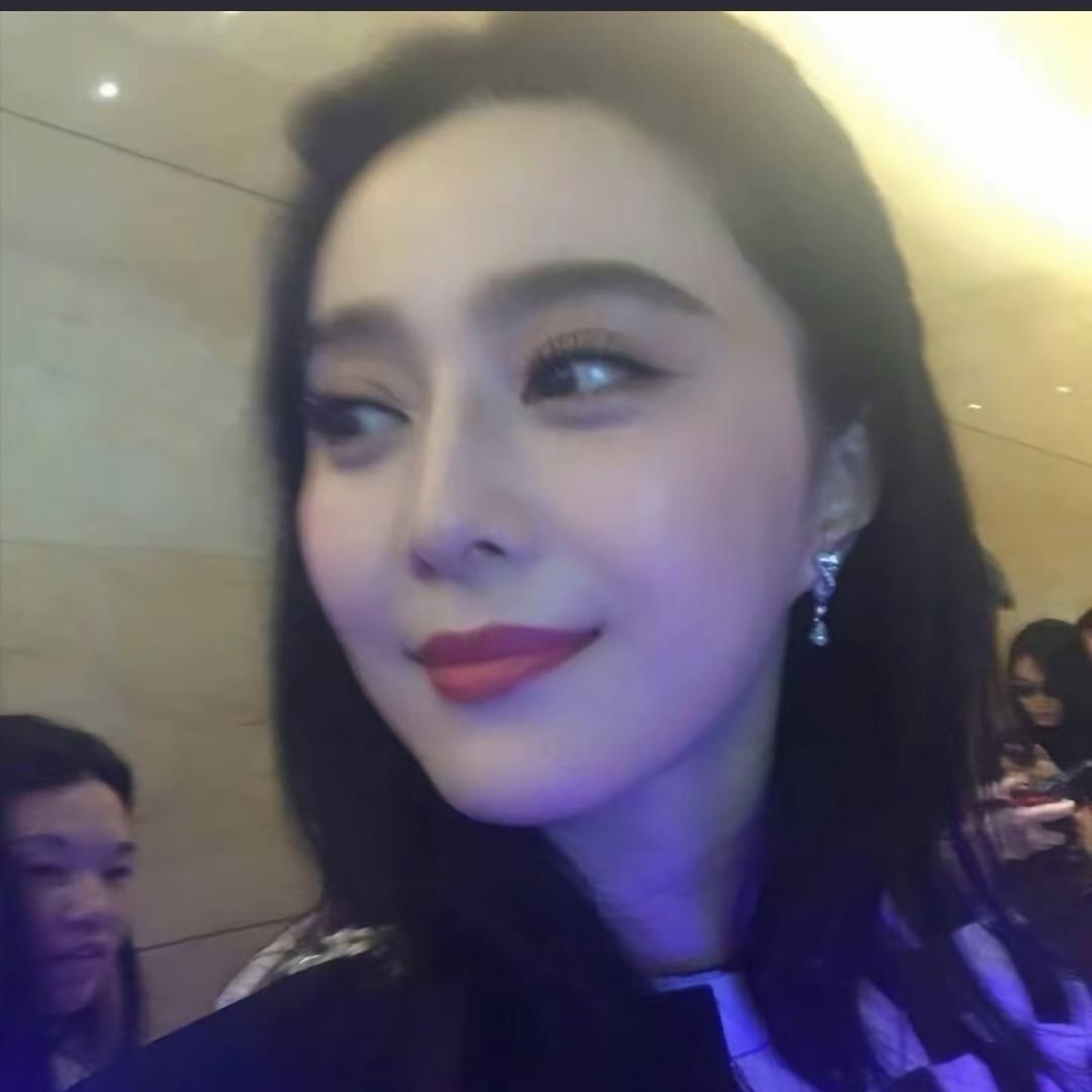 连告别都双插兜的美女
