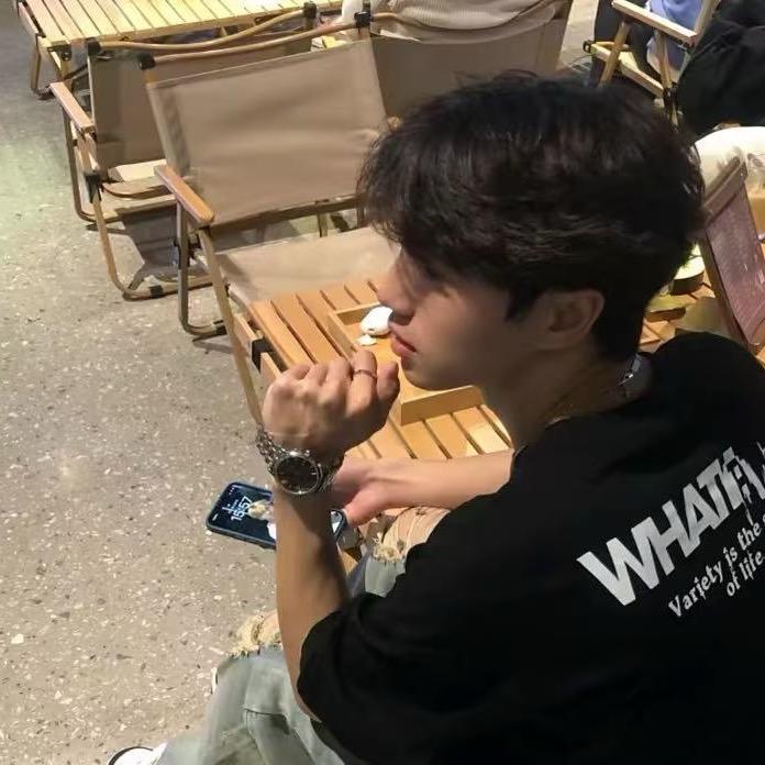 会飞的长颈鹿cc