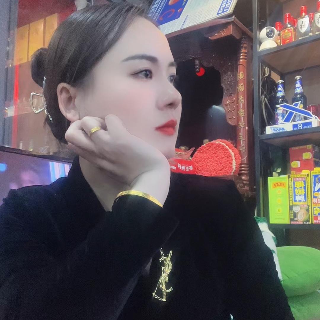 泉州丰泽区云谷大排档老板娘