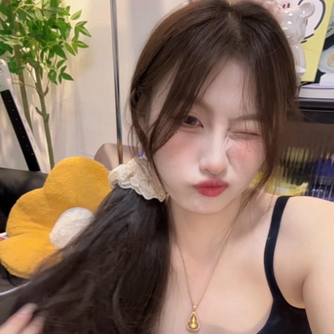 小宇拍照只会比耶