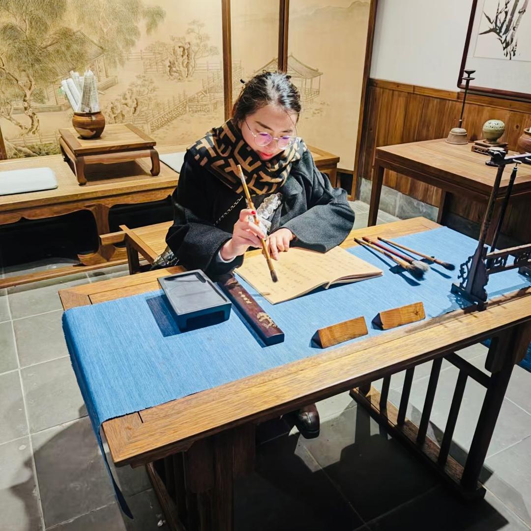 四轴主理人芳姐